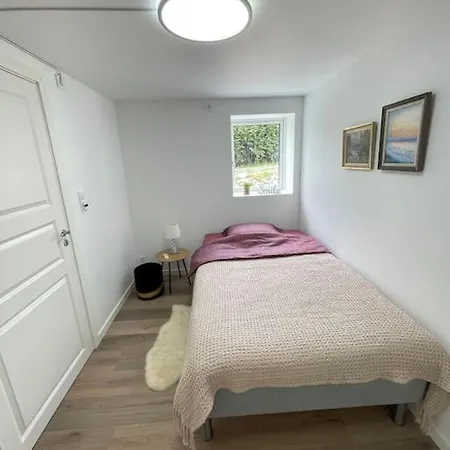 Family Friendly, Free Parking Space, Newly Renovated 3