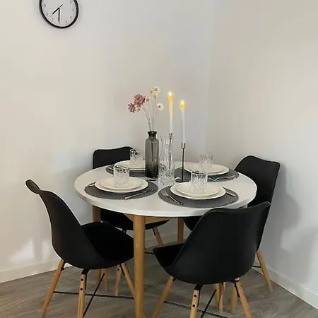Family Friendly, Free Parking Space, Newly Renovated 3 *