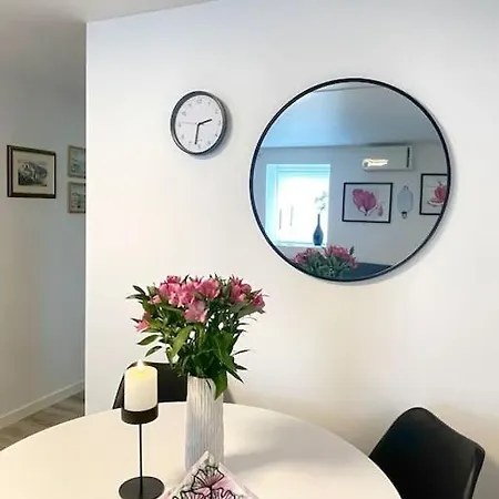 Family Friendly, Free Parking Space, Newly Renovated 3 Apartment