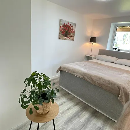 Family Friendly, Free Parking Space, Newly Renovated 3 *