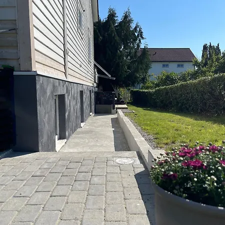 Family Friendly, Free Parking Space, Newly Renovated 3 *